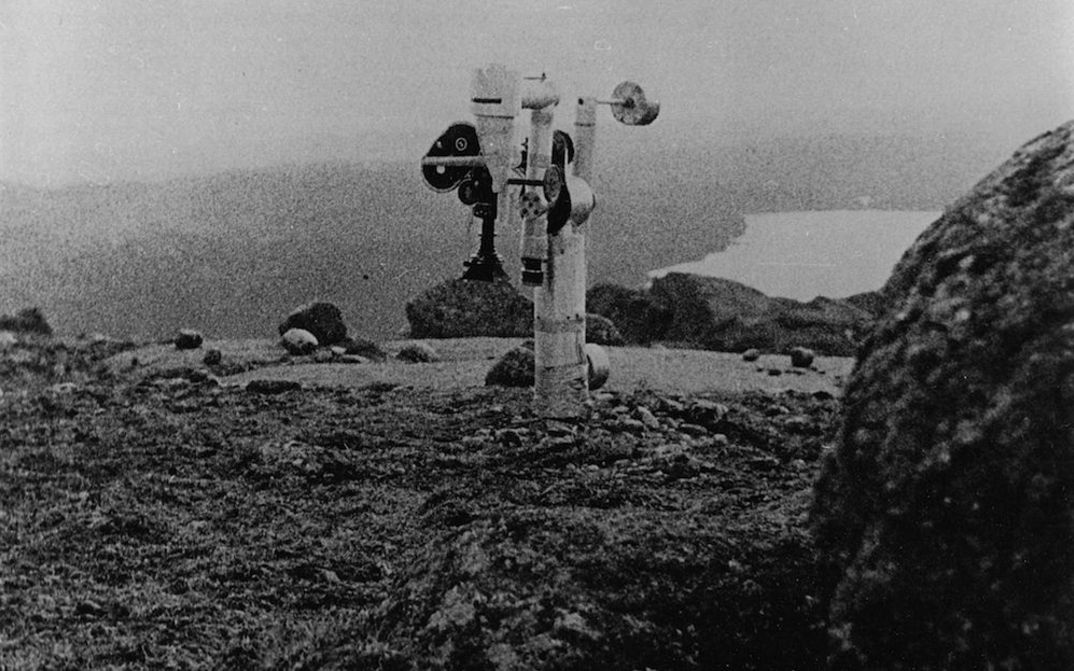 Filmstill aus LA REGION CENTRALE: Eine schwenkbare Kamera in einer kargen Landschaft.