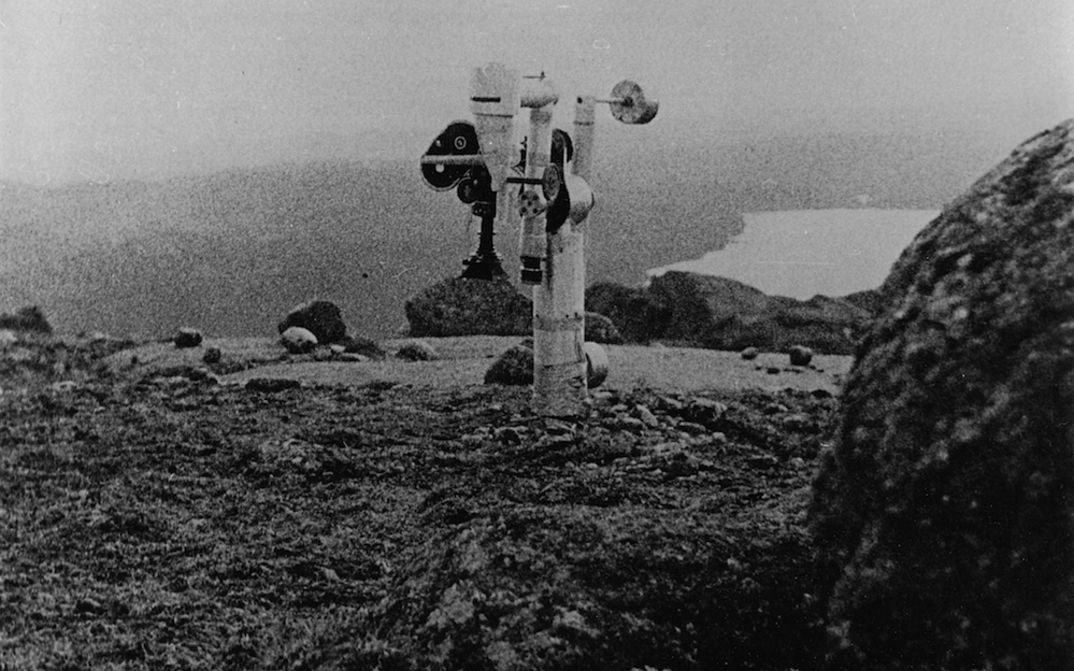 Filmstill aus LA REGION CENTRALE: Eine schwenkbare Kamera in einer kargen Landschaft.
