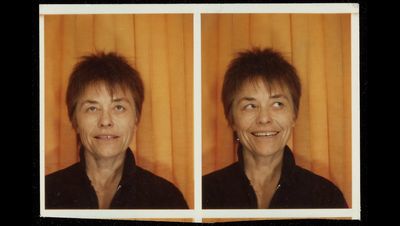Zwei Passfotoaufnahmen derselben Frau vor orangefarbenem Hintergrund, einmal neutral, einmal lächelnd.