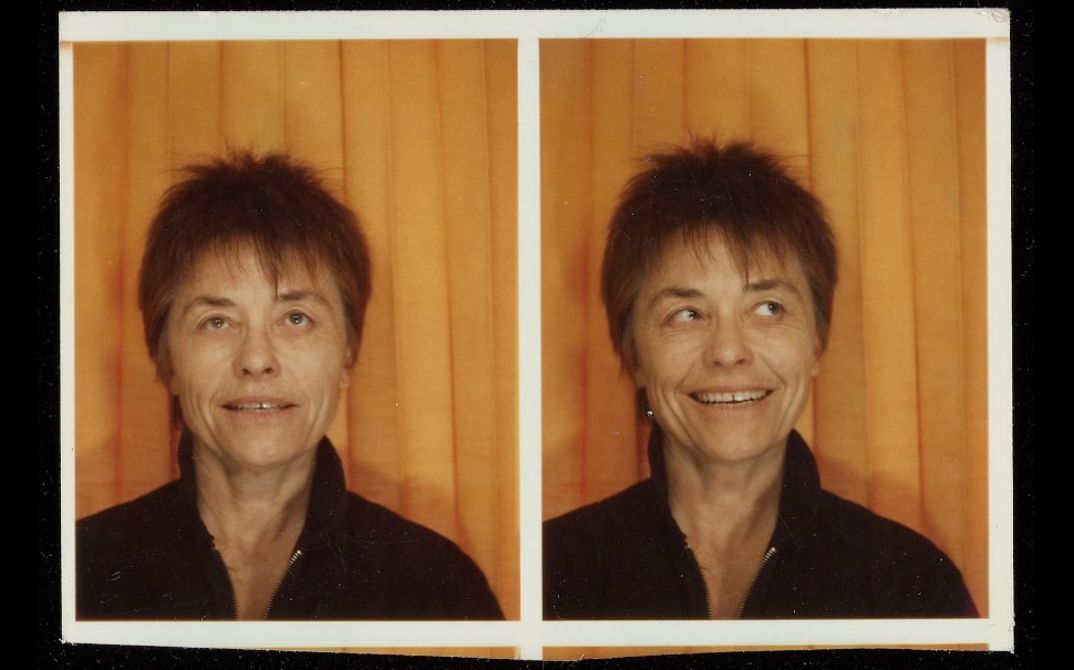 Zwei Passfotoaufnahmen derselben Frau vor orangefarbenem Hintergrund, einmal neutral, einmal lächelnd.