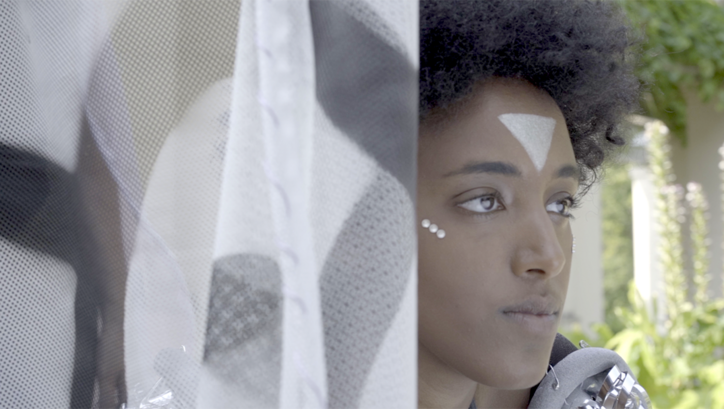 Filmstill from DARF MAN ETWA NICHT SO EGOZENTRISCH SEIN UND SEINE ERFAHRUNGEN FÜR SICH BEHALTEN? DIASPORISCHES ERINNERN AN FASIA JANSEN by Aline Benecke