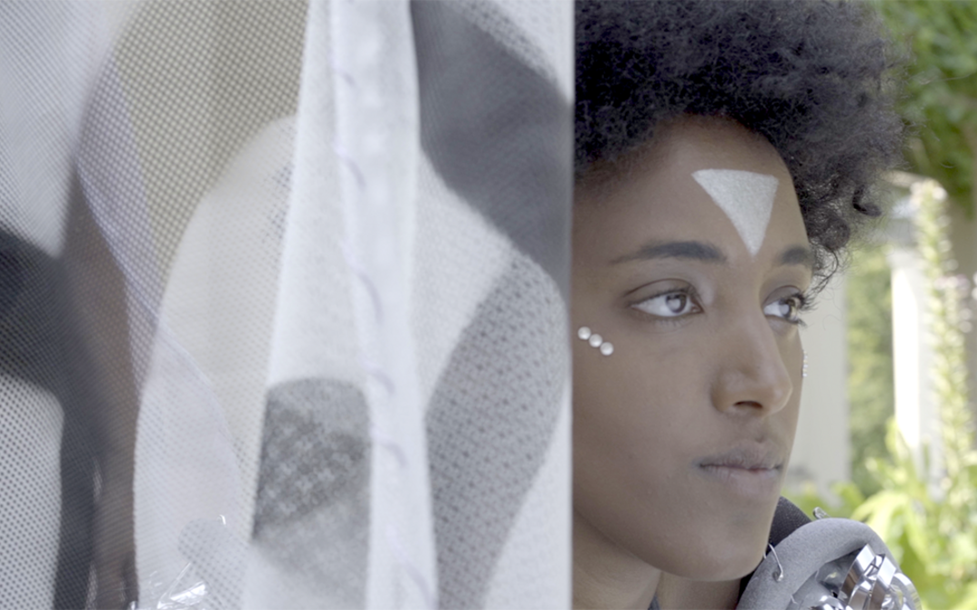 Filmstill aus DARF MAN ETWA NICHT SO EGOZENTRISCH SEIN UND SEINE ERFAHRUNGEN FÜR SICH BEHALTEN? DIASPORISCHES ERINNERN AN FASIA JANSEN von Aline Benecke