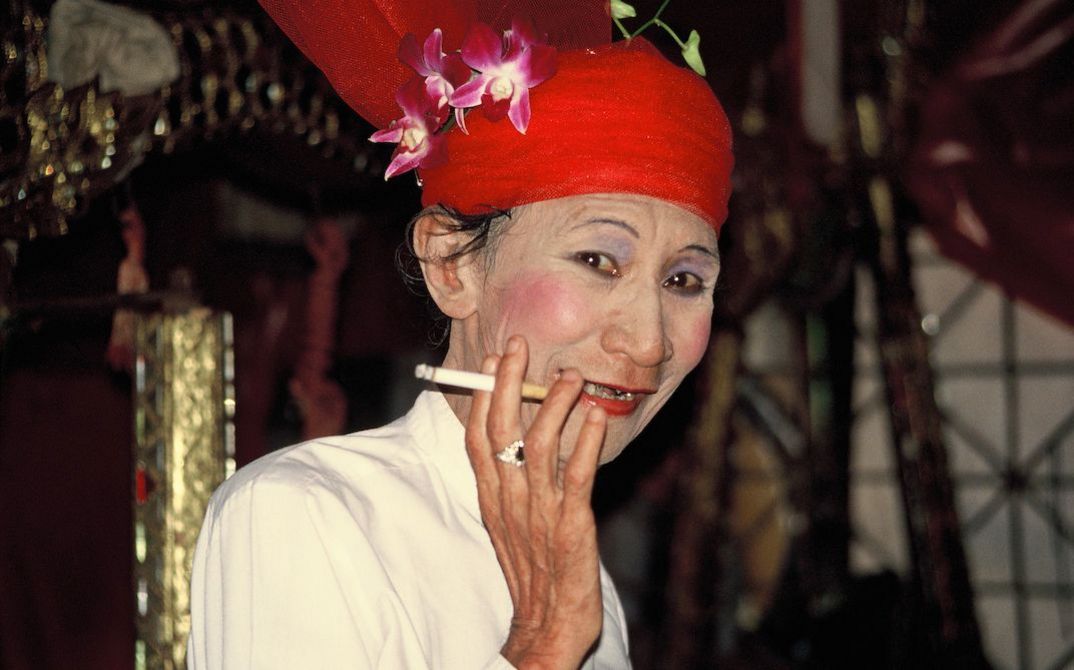 Das Medium Ah Swan verkörpert den Nat „Popa Medaw“ und raucht