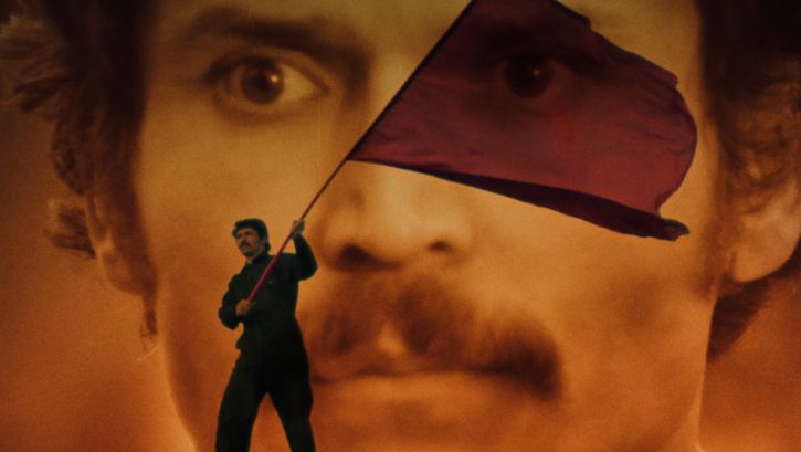 Filmstill aus ULKOMAALAINEN: Collage aus einem Gesicht und einer Person, die eine rote Fahne schwenkt.