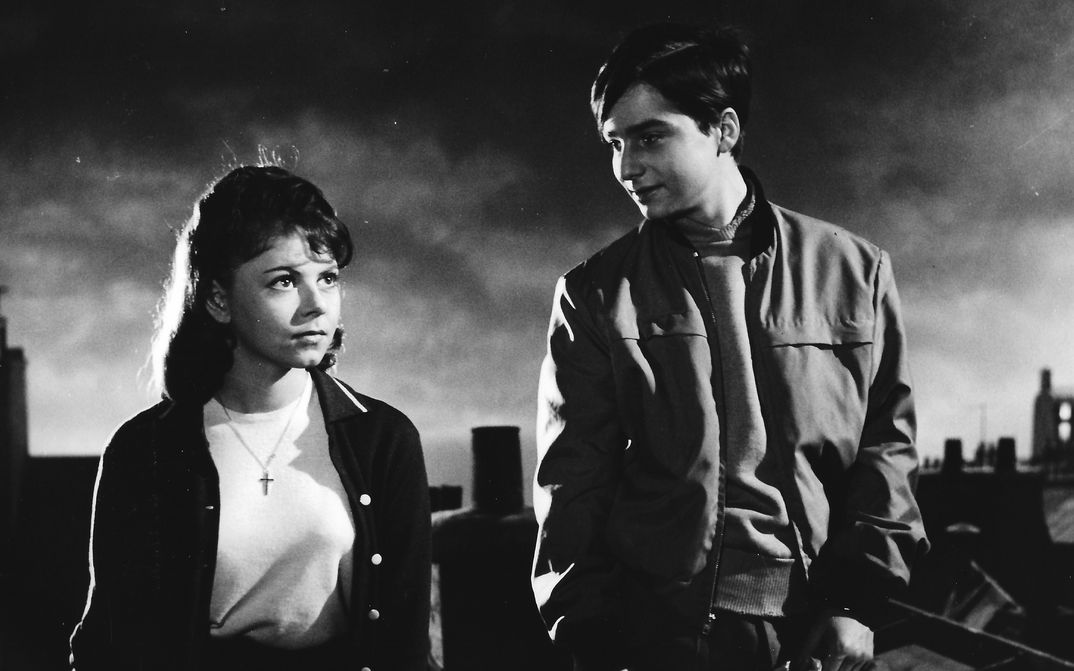 Filmstill aus BOULEVARD: Zwei junge Menschen stehen auf einem Dach in Paris.