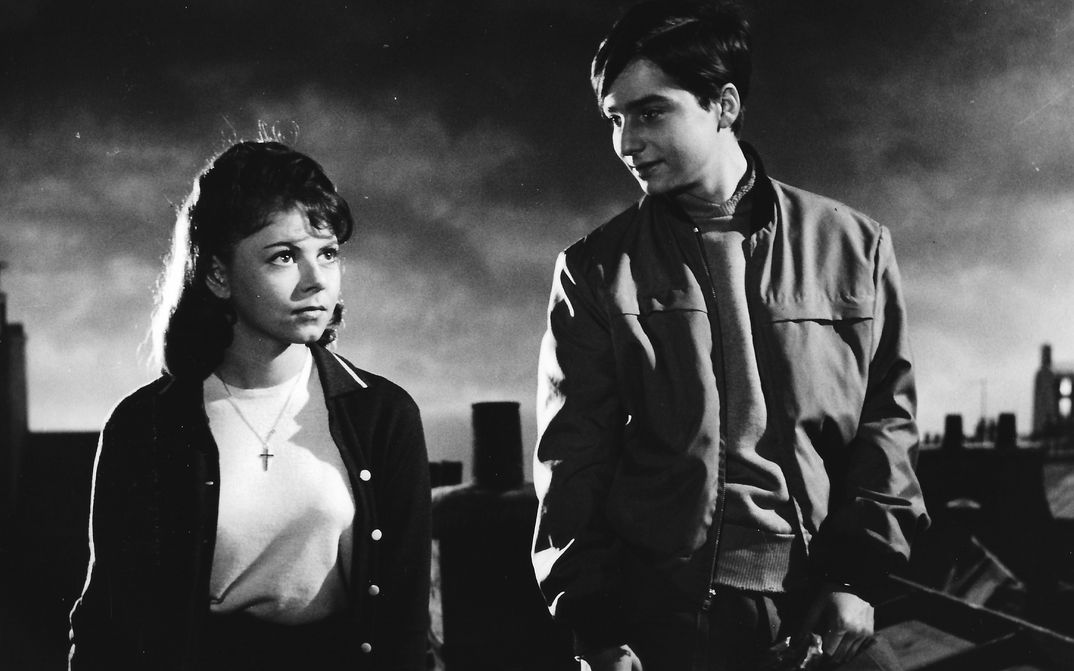Filmstill aus BOULEVARD: Zwei junge Menschen stehen auf einem Dach in Paris.