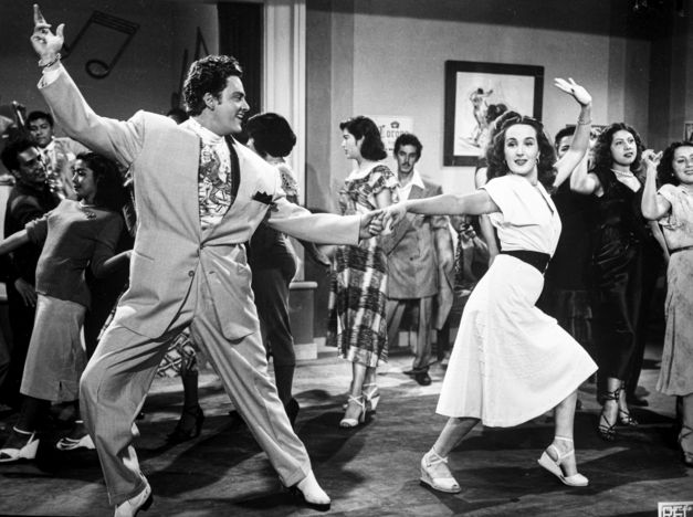 Filmstill aus EL SUAVECITO: Ein tanzendes Paar auf einer Party.