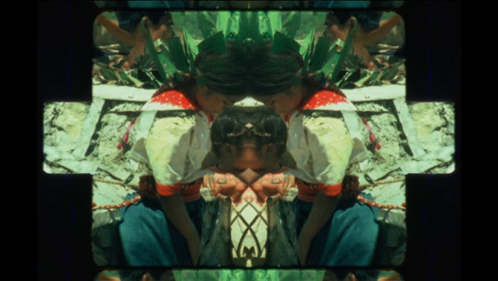 Filmstill aus SENSEMAYA: Ein kaleidoskopartiges Bild von Menschen in traditionellen Kostümen.