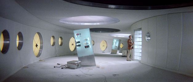 Filmstill aus SOLARIS: Ein Mann in normaler Kleidung in einer Raumstation.