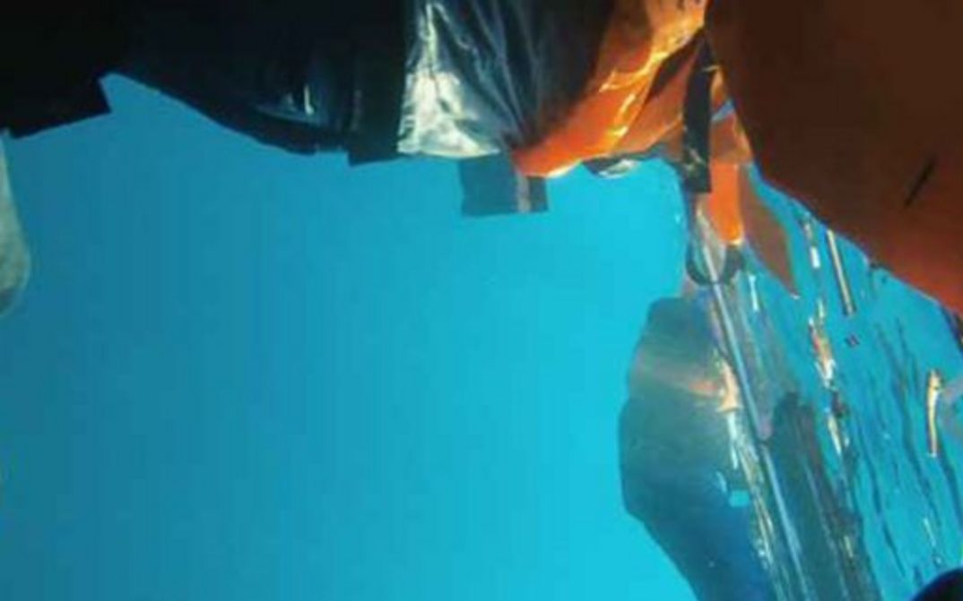 Filmstill aus PURPLE SEA von Amel Alzakout und Khaled Abdulwahed