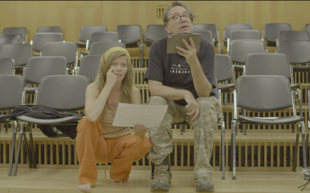 Filmstill aus ZORN III. Die Musiker John Zorn und Barbara Hannigan in einem Proberaum.