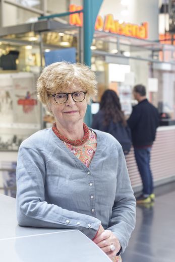 Porträt von Claire Simon, im Hintergrund das Kassenhaus