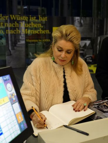 Catherine Deneuve signiert Gästebuch