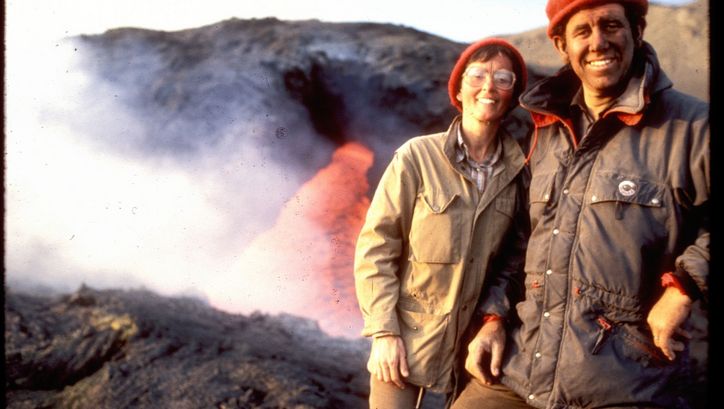 Filmstill aus THE FIRE WITHIN: Maurice und Katja Krafft vor einem Vulkan.