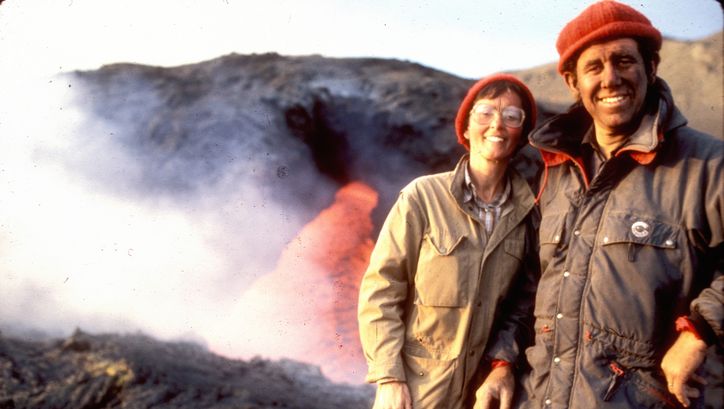 Filmstill aus THE FIRE WITHIN: Maurice und Katja Krafft vor einem Vulkan.