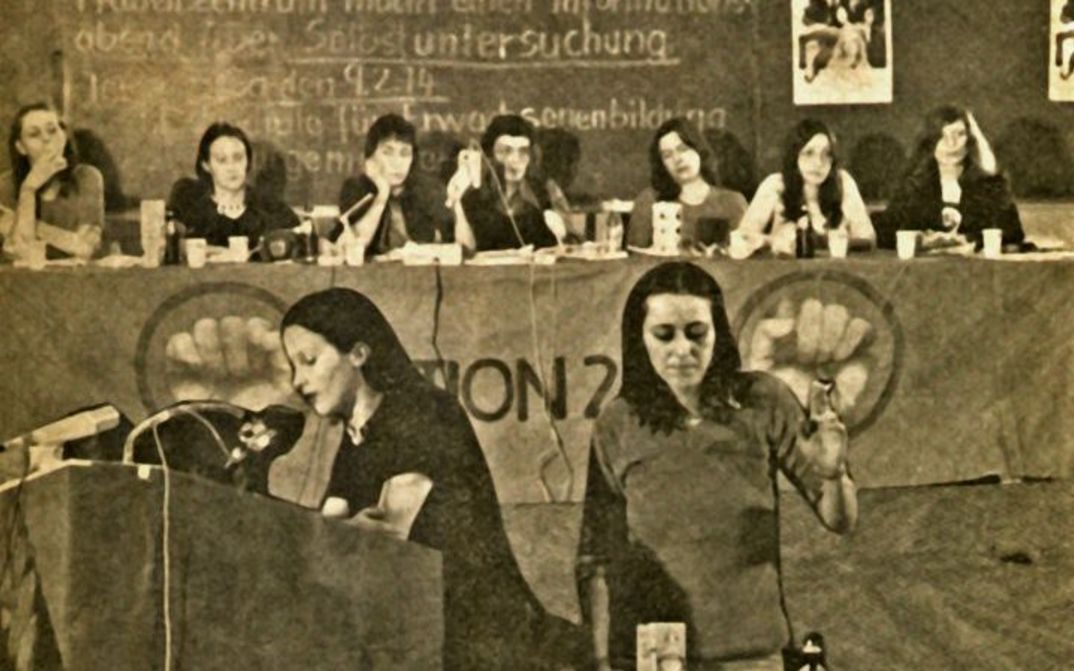Filmstill aus MITTEN IM MALESTREAM. Eine Gruppe von Frauen auf einer Podiumsdiskussion.