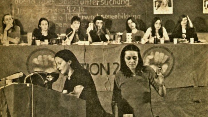 Filmstill aus MITTEN IM MALESTREAM. Eine Gruppe von Frauen auf einer Podiumsdiskussion.