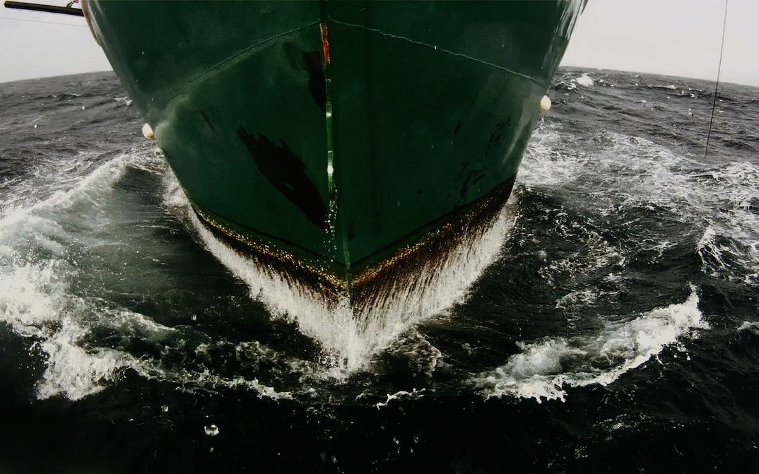 Filmstill aus LEVIATHAN: Nahaufnahme des Bugs eines Schiffes.