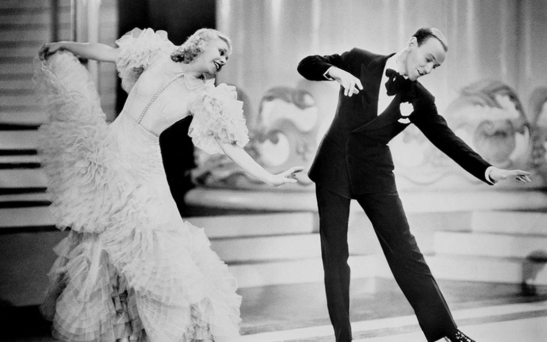 Filmstill aus SWING TIME. Ginger Rogers und Fred Astaire tanzen.