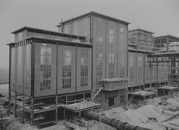 Film still from DER LETZTE ABSTICH: View of a factory building.