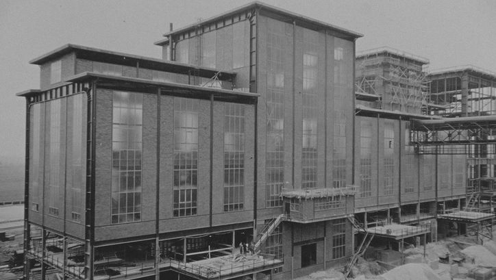 Filmstill aus DER LETZTE ABSTICH: Ansicht eines Fabrikgebäudes.