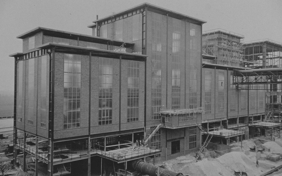 Film still from DER LETZTE ABSTICH: View of a factory building.