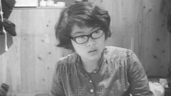 Filmstll aus MEIN SEHR PRIVATER EROS: Eine junge Frau sitzt in einem Zimmer.