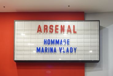 Leuchtkiste mit Aufschrift Hommage an Marina Vlady