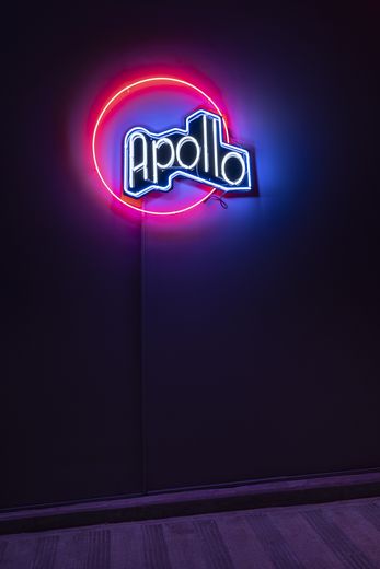 Das Wort Apollo in Leuchtschrift erinnert an ehemalige Kinos