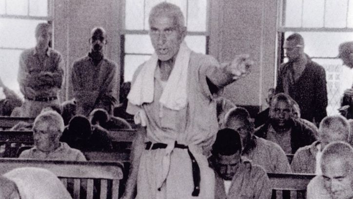 Filmstill aus TITICUT FOLLIES. Einige Männer in einer Strafanstalt.