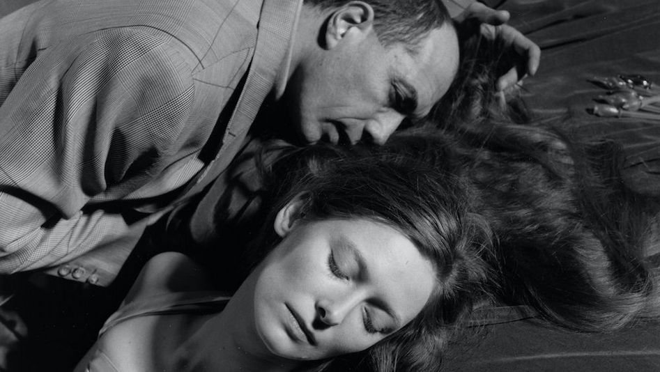 Filmstill aus THE PARTY – NATURE MORTE: Ein Mann und eine Frau liegen auf dem Boden.