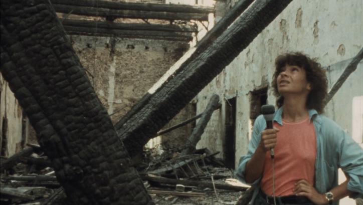 Filmstill aus BEIRUT MY CITY: Eine junge Frau mit Mikrofon in der Hand steht in einem zerstörten Haus.