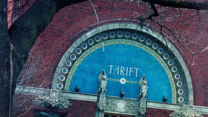 Filmstill aus SULLIVANS BANKEN: Man sieht einen Teil eines von Louis H. Sullivan entworfenen Gebäudes.