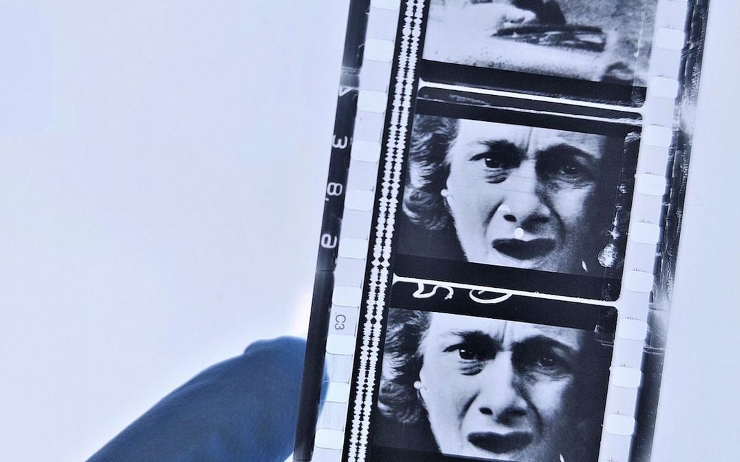Eine Hand hält einen Filmstreifen.