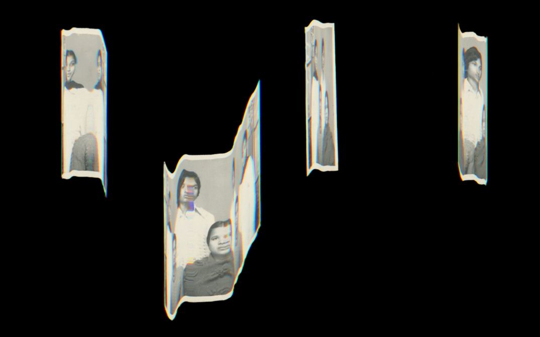 Film Still aus dem Film „A Circle as the Center of the Whole“ von Utkarsh. Mehrere schmale, fragmentierte Schwarzweiß-Fotostreifen schweben vor einem schwarzen Hintergrund. Auf den Streifen sind Porträts von Menschen zu sehen, teilweise verzerrt und unvollständig, als ob die Bilder zerrissen oder gebogen wären.