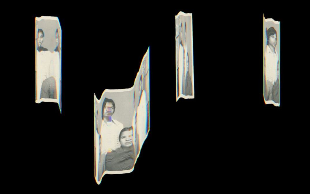 Film Still aus dem Film „A Circle as the Center of the Whole“ von Utkarsh. Mehrere schmale, fragmentierte Schwarzweiß-Fotostreifen schweben vor einem schwarzen Hintergrund. Auf den Streifen sind Porträts von Menschen zu sehen, teilweise verzerrt und unvollständig, als ob die Bilder zerrissen oder gebogen wären.