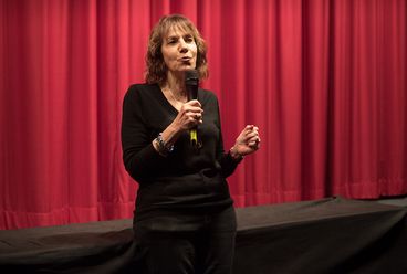 Bette Gordon vor Filmvorhang