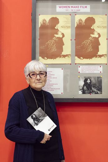 Porträt von Marva Nabili vor Filmplakaten