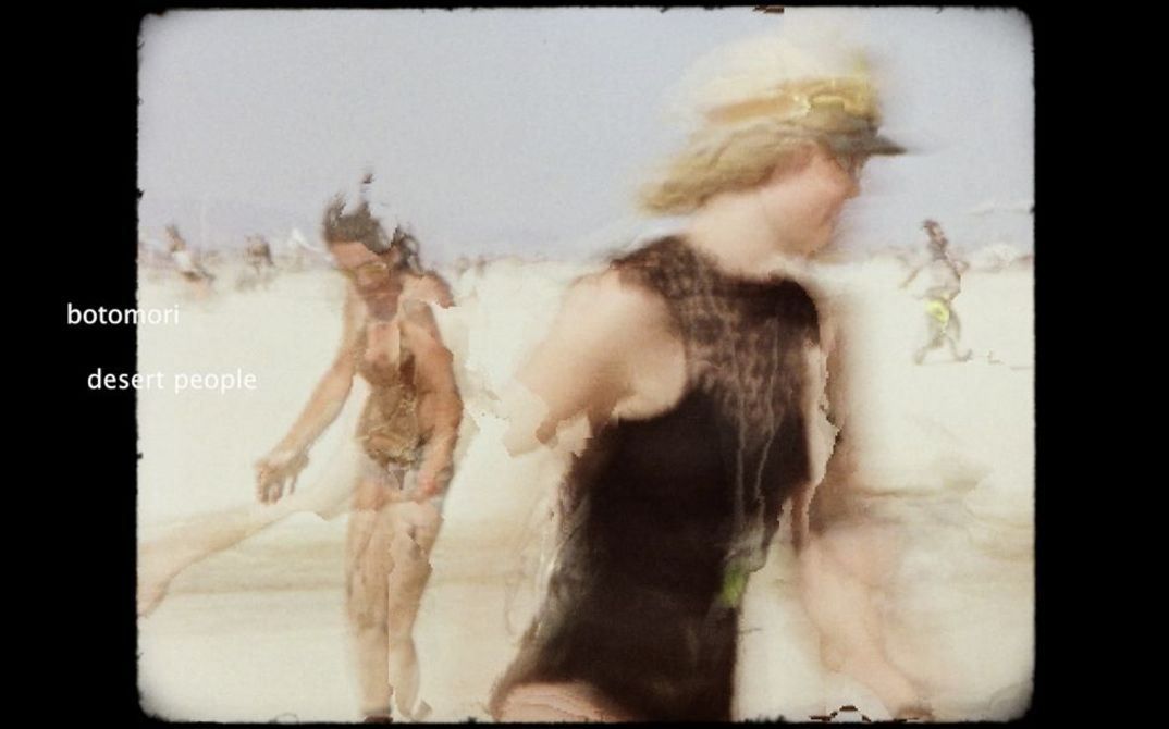 Frauen am Strand in Badeanzügen und Bikinis. Die Aufnahme sieht aus wie eine Negativkopie eines analogen Filmbildes mit sichtbaren Bildverzerrungen.