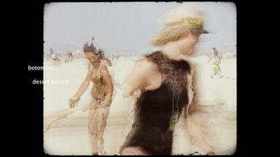 Frauen am Strand in Badeanzügen und Bikinis. Die Aufnahme sieht aus wie eine Negativkopie eines analogen Filmbildes mit sichtbaren Bildverzerrungen.