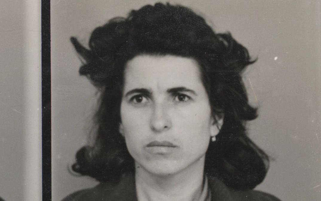 Filmstill aus 48: eine Porträtaufnahme einer Frau mit dunklen Haaren.