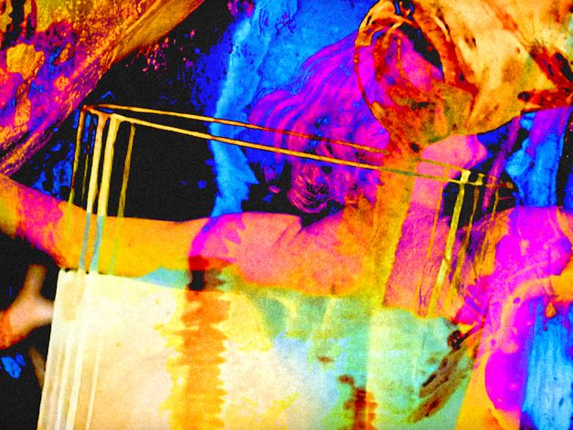 Filmstill aus dem Film "Dragon Tooth" von Rafael Castanheira Parrode. In leuchtenden Neonfarben wird eine Flüssigkeit in ein Glas gegossen, das vor das Gesicht einer Frau gehalten wird.