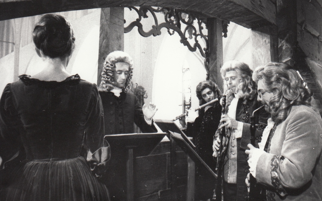 Filmstill aus CHRONIK DER ANNA MAGDALENA BACH: Fünf Menschen beim gemeinsamen Musizieren.