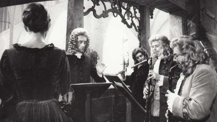 Filmstill aus CHRONIK DER ANNA MAGDALENA BACH: Fünf Menschen beim gemeinsamen Musizieren.