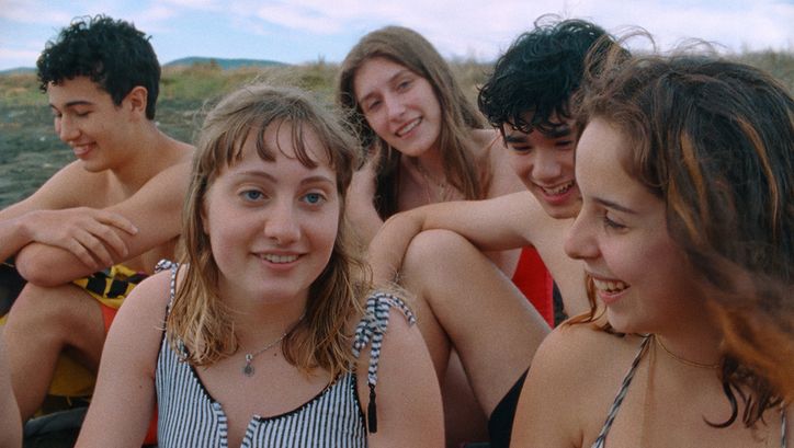 Filmstill aus FUTURA. Eine Gruppe von Teenagern in Badekleidung lacht in die Kamera.