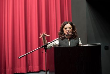 Marianne Khoury im Kino vor Rednerpult