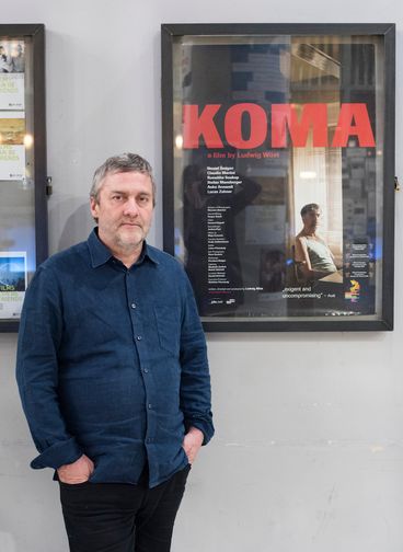 Ludwig Wüst vor Filmposter