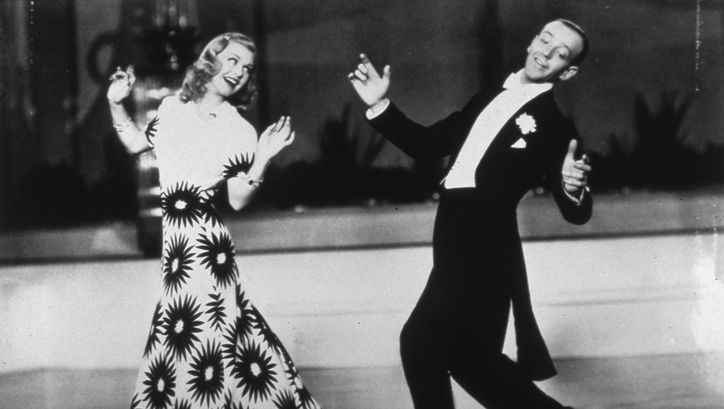 Filmstill aus THE GAY DIVORCEE. Eine Tanzszene mit Ginger Rogers und Fred Astaire.