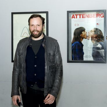 Yorgos Lanthimos vor Filmposter 
