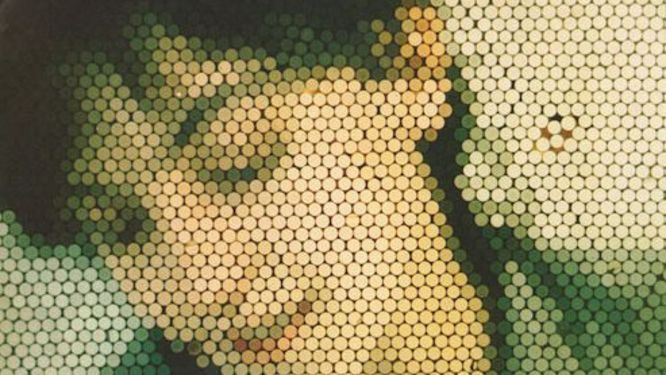 Filmstill aus ECHTZEIT: Ein stark verpixeltes Porträt einer Frau.